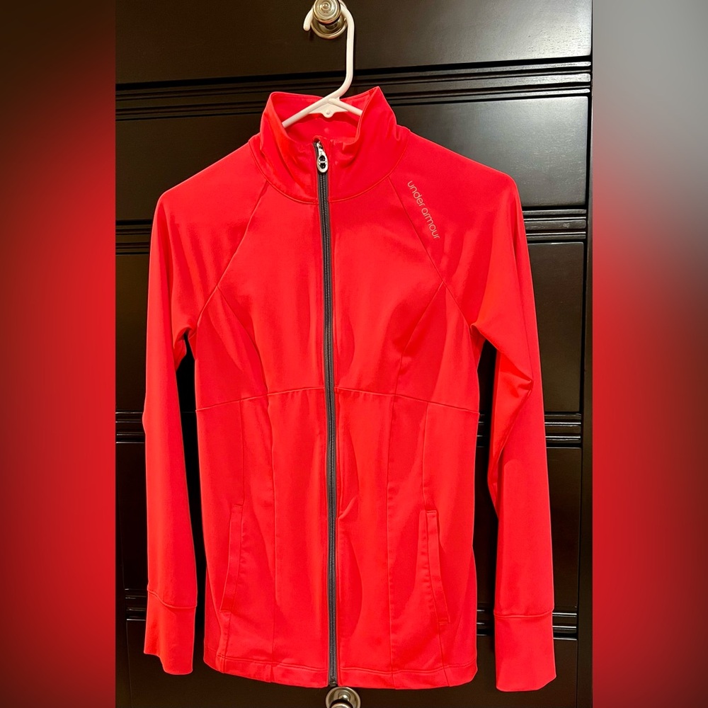 Women’s Under Armour all season gear zip up. Semi fitted. Like new.